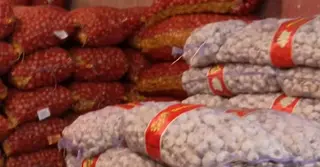খাতুনগঞ্জে হঠাৎ পেঁয়াজ ও আদার দামে ঊর্ধ্বগতি